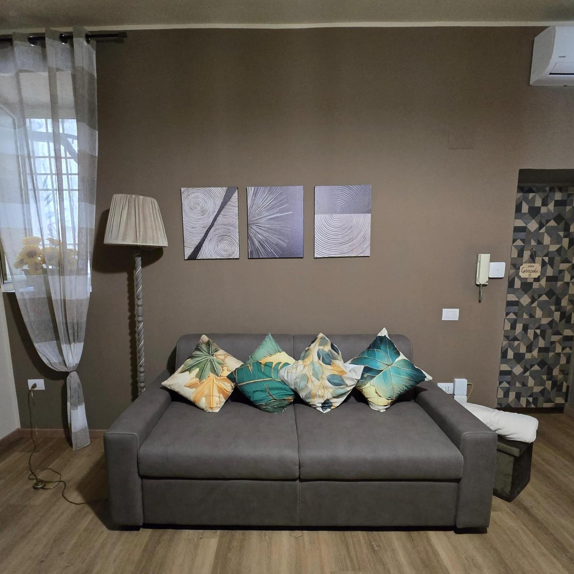 Casa Vacanze Oikia - Room Girasole Наполи Екстериор снимка